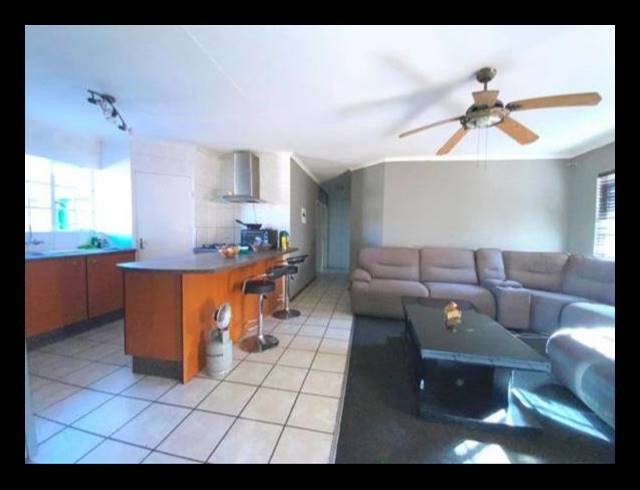 4 BEDROOM TOWNHOUSE FOR SALE IN CASTLEVIEW